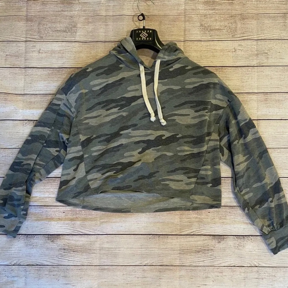 Forever 21 camo hoodie sweater green sz S cropped